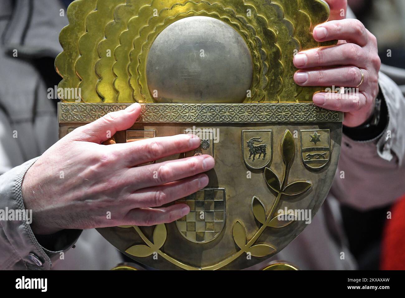 04.03.2019., Zagreb - in diesem Jahr feiert GNK Dinamo eine der historischen Errungenschaften des Vereins – der Verein erhielt nach 49 Jahren (das letzte Mal war 1970) einen Platz in der UEFA Europa League-Runde 32 und danach erhielt Dinamo einen Platz in der Runde 16. Was für eine brillante Saison.aufgrund der Tatsache, dass dies einer der größten Erfolge ist, sollte dieser historische Moment in der diesjährigen CAFE Week of Action umgesetzt werden.CAFE Week of Action (2.-10. März), Integration von behinderten Fans in Fußball: Stadiontour für blinde und sehbehinderte Fans mit dem Namen „FÜHLEN SIE DIE GESCHICHTE“ (in kroatischer Sprache „D“) Stockfoto