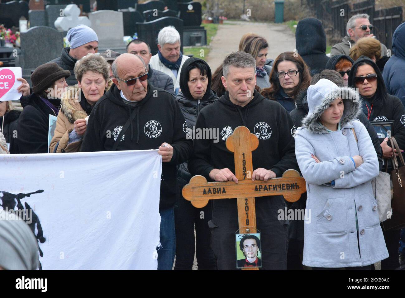 12.03.2019., Banja Luka, Bosnien und Herzegowina - die Überreste eines 21-jährigen bosnischen Studenten David Dragicevic, dessen ungelöster Tod monatelange Proteste gegen eine mutmaßliche Polizeivertuschung ausgelöst hat, wurden exhumiert, damit er in Österreich wieder beerdigt werden kann.Dutzende von Bosnier versammelten sich auf einem Friedhof, um sich von David zu verabschieden.David Dragicevic starb Letzten März in Banja Luka, was die Polizei zuerst als Selbstmord bezeichnete, aber die Familie bestand darauf, dass er ermordet wurde.David Dragicevics Mutter lebt in Österreich, so dass er dort begraben wird Foto: Ivica Galovic/PIXSELL Stockfoto