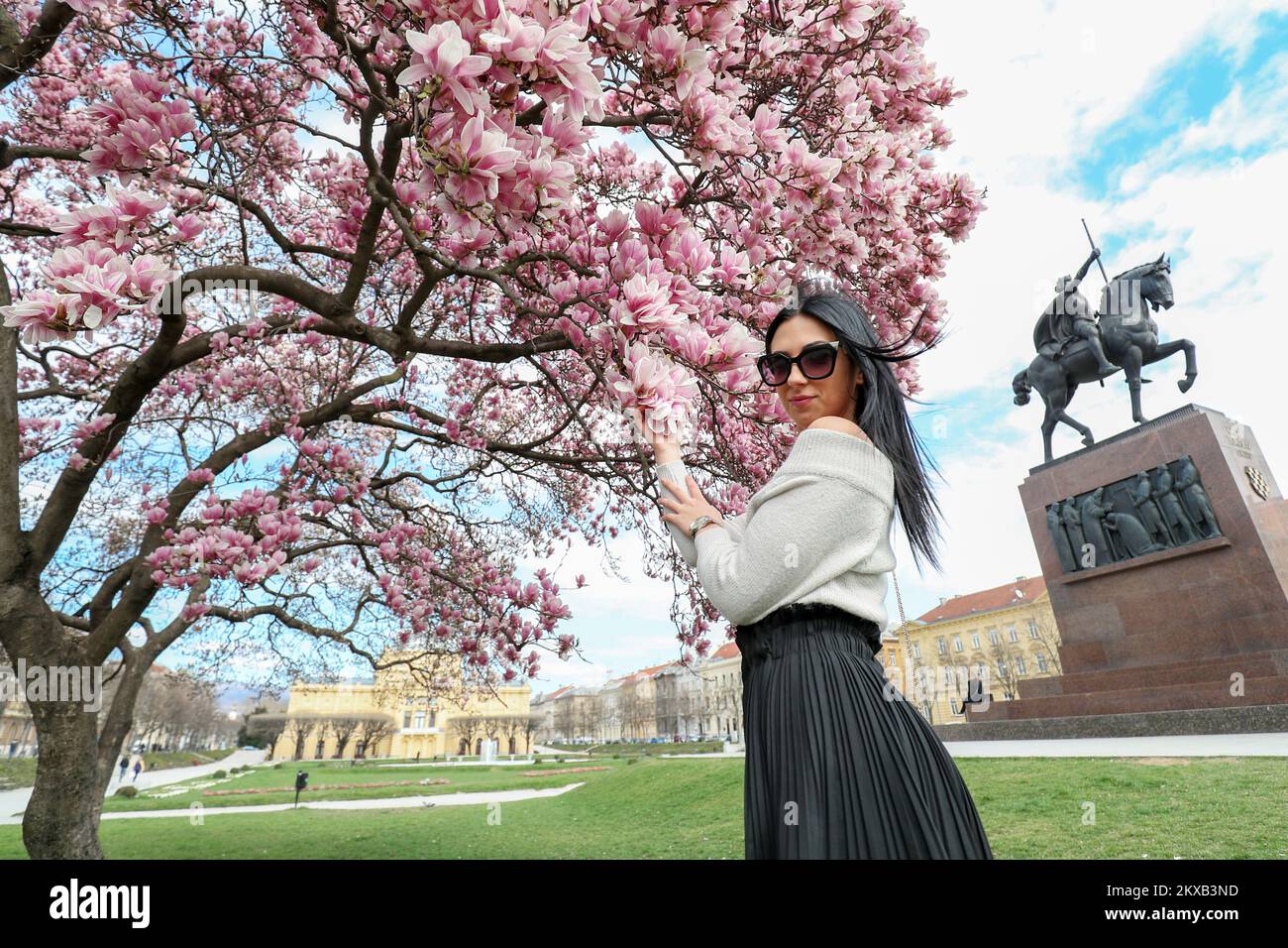20.03.2019., Zagreb - der Magnolienbaum auf dem Königsplatz Tomislav zieht weiterhin eine große Aufmerksamkeit der Passanten an. Also nutzte Lara aus Pula mit ihrer Freundin direkt nach der Ankunft in Zagreb eine schöne Zeit, um den Moment mit diesem wunderbar blühenden Baum zu verewigen. Foto: Sanjin Strukic/PIXSELL Stockfoto