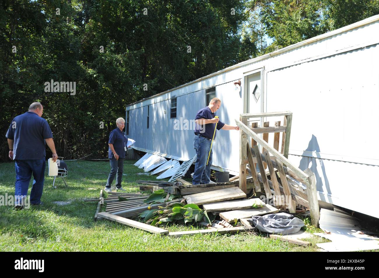 Überschwemmungen - Jacksonville, N.C., 7. Oktober 2010 - die FEMA und die staatlichen Inspektoren führen eine vorläufige Schadensbewertung an einem Wohnmobil durch, das durch Überschwemmungen durch den Tropensturm Nichole beschädigt wurde, wo in einigen Gebieten mehr als 20 cm Regen auftraten. FEMA-Fotograf/Tim Burkitt-Fotograf... Fotos zu Katastrophen- und Notfallmanagementprogrammen, Aktivitäten und Beamten Stockfoto