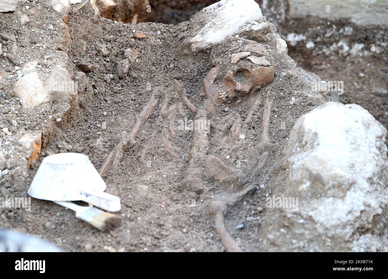 27.03.2019., Split - während der laufenden Ausschachtungen im Split Pjaca an dem Standort, an dem HEP neue Hochspannungskabel verlegte, wurde Skeleton entdeckt. Das Skelett liegt auf den Überresten des Sv. Die Kirche Lovre, die aus der späten Antike stammt, ist bekannt als eine der ältesten Kirchen von Split. Das Skelett selbst wird verarbeitet, und weitere Forschungen werden entscheiden, was als Nächstes mit ihm geschieht. Foto: Ivo Cagalj/PIXSELL Stockfoto