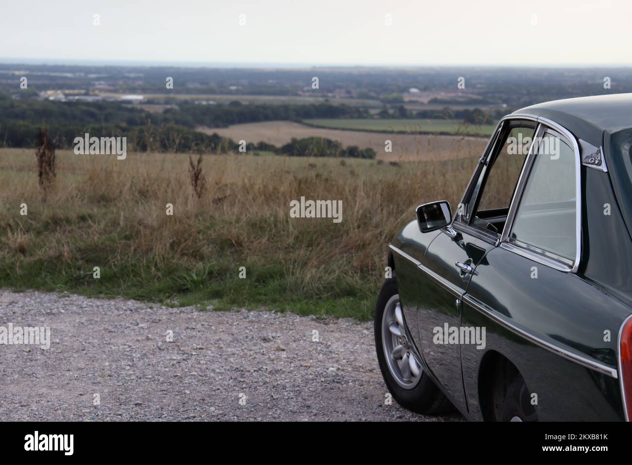 Der alte MG B GT parkte in einer wunderschönen englischen Landschaft und blickte in die Ferne Stockfoto