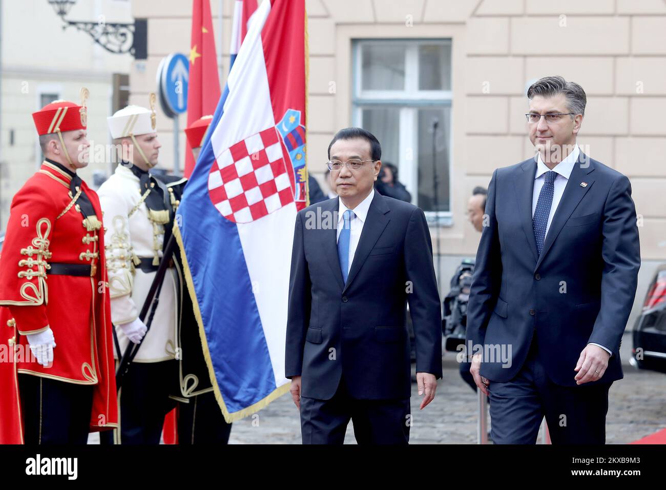 10.04.2019., Kroatien, Zagreb - Zeremonie des offiziellen Empfangs des chinesischen Premierministers Li Keqiang vor dem Banski dvori. Premierminister Andrej Plenkovic begrüßte Li Keqiang vor dem Eingang. Foto: Patrik Macek/PIXSELL Stockfoto