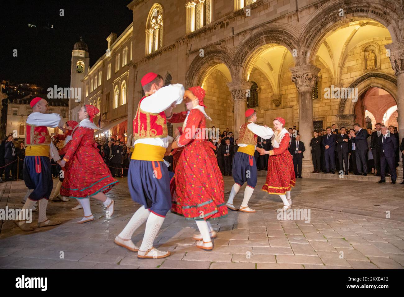 11.04.2019. Dubrovnik, Kroatien - die Adriastadt Dubrovnik, Kroatiens bekanntestes Reiseziel, wird heute und morgen Gastgeber des 16 + 1-Gipfels sein, einer chinesischen Initiative zur Stärkung der Geschäftsbeziehungen zwischen China und 16 Ländern aus Mittel- und Osteuropa. Der Gipfel 16 + 1, der unter dem Titel „Brücken von Offenheit, Innovation und Partnerschaft bauen“ stattfindet, beginnt mit einem Wirtschaftsforum, das rund 600 Personen beherbergen wird.Teilnehmer des Gipfels gingen entlang der Stradun und spielten die Tanzgruppe Lindjo Photo: Grgo Jelavic/PIXSELL Stockfoto