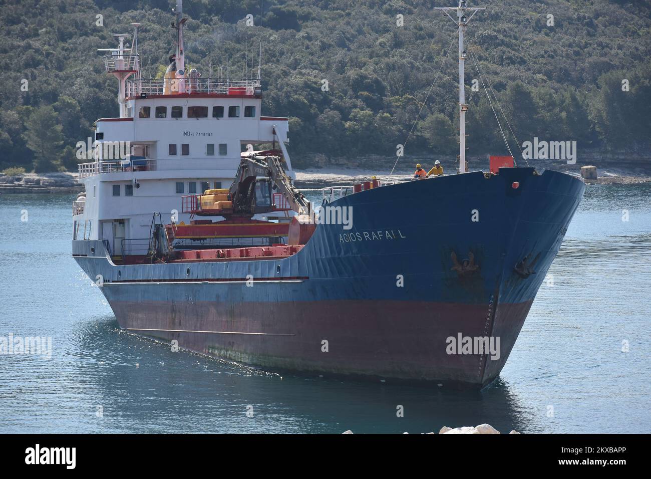 16.04.2019., Stinjan - Ministerium für See, Verkehr und Infrastruktur und Hafenbüro Pula, bestätigte, dass das Frachtschiff Agios Rafail, das unter der griechischen Flagge fuhr, vor dem Wellenbrecher auf Muzil hielt, wo er angeblich den Bug in die Felsen schlug. Agios Rafail transportiert den Stein vom Stinjan Vale nach Italien, das Schiff schaffte es, von den Felsen zu verschwinden und an einen sicheren Ort zu segeln, und die derzeitigen Inspektoren des Ministeriums für Verkehr und Infrastruktur und des Hafens des Kapitänsbüros führen die Ozeane durch. Foto: Dusko Marusic/PIXSELL Stockfoto