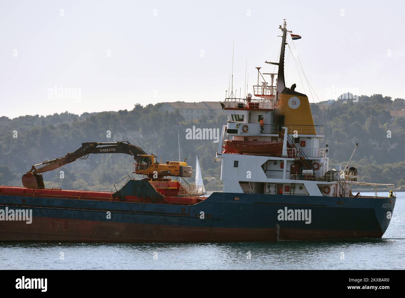 16.04.2019., Stinjan - Ministerium für See, Verkehr und Infrastruktur und Hafenbüro Pula, bestätigte, dass das Frachtschiff Agios Rafail, das unter der griechischen Flagge fuhr, vor dem Wellenbrecher auf Muzil hielt, wo er angeblich den Bug in die Felsen schlug. Agios Rafail transportiert den Stein vom Stinjan Vale nach Italien, das Schiff schaffte es, von den Felsen zu verschwinden und an einen sicheren Ort zu segeln, und die derzeitigen Inspektoren des Ministeriums für Verkehr und Infrastruktur und des Hafens des Kapitänsbüros führen die Ozeane durch. Foto: Dusko Marusic/PIXSELL Stockfoto