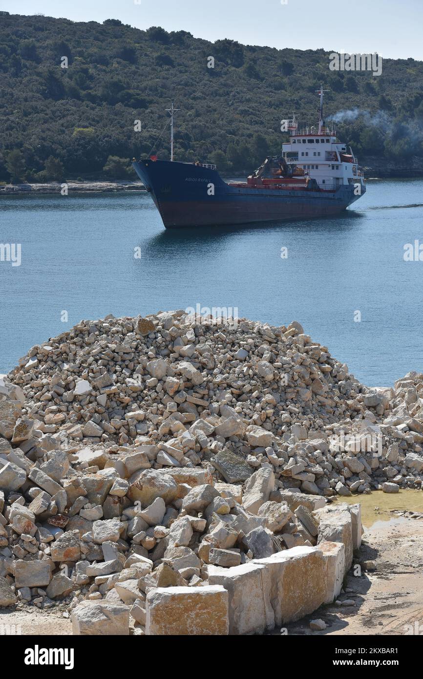 16.04.2019., Stinjan - Ministerium für See, Verkehr und Infrastruktur und Hafenbüro Pula, bestätigte, dass das Frachtschiff Agios Rafail, das unter der griechischen Flagge fuhr, vor dem Wellenbrecher auf Muzil hielt, wo er angeblich den Bug in die Felsen schlug. Agios Rafail transportiert den Stein vom Stinjan Vale nach Italien, das Schiff schaffte es, von den Felsen zu verschwinden und an einen sicheren Ort zu segeln, und die derzeitigen Inspektoren des Ministeriums für Verkehr und Infrastruktur und des Hafens des Kapitänsbüros führen die Ozeane durch. Foto: Dusko Marusic/PIXSELL Stockfoto