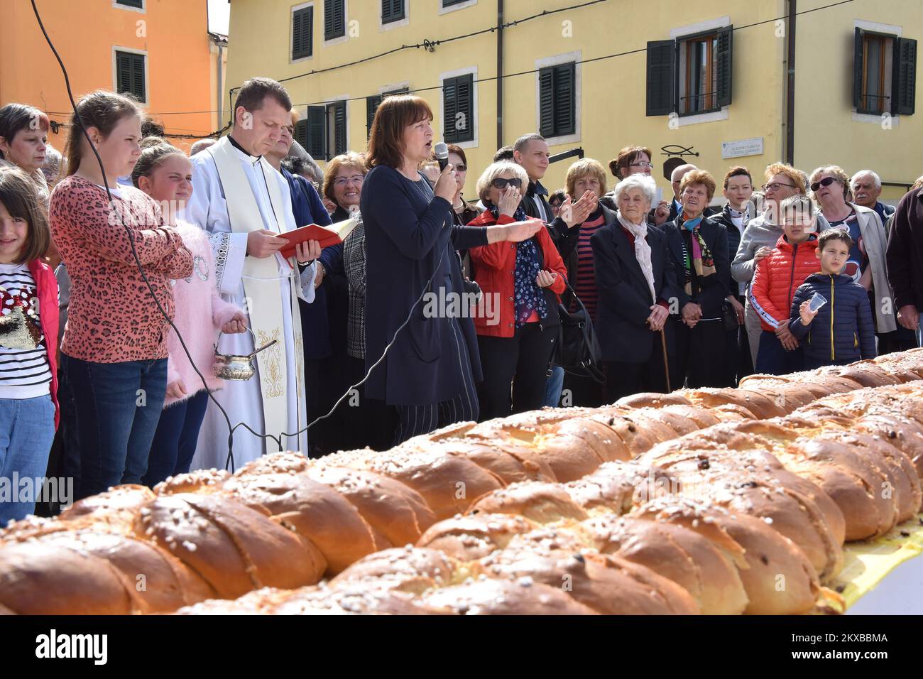 22.04.2019., Kroatien, Fazana - auf dem Platz von St. Kuzma und Damjan, das Osterfrühstück wurde mit einer Pinca (osterbrot) 10 Meter lang gehalten. Foto: Dusko Marusic/PIXSELL Stockfoto