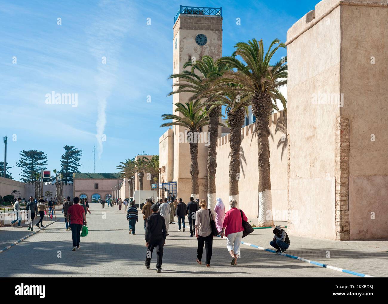 L'Horloge d'Essaouira Clock Tower und Gebäuden in Medina Essaouira, Marrakesh-Safi, Marokko Stockfoto