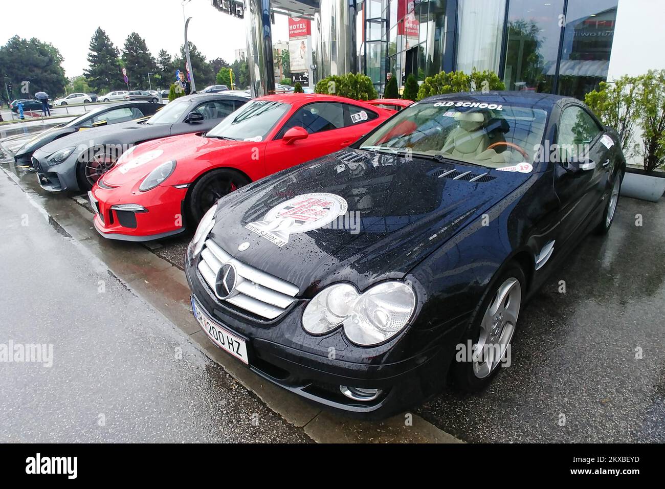 09.05.2019., Zagreb, Kroatien - Teilnehmer des Fun Run Car Race parken vor dem Antunovic Hotel mit ihren Superautos. Foto: Davor Puklavec/PIXSELL Stockfoto