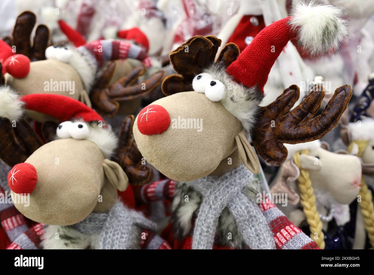 Weihnachtsspielzeug in einem Laden. Gefüllte Hirschfiguren, Silvestergeschenke für die Winterferien Stockfoto