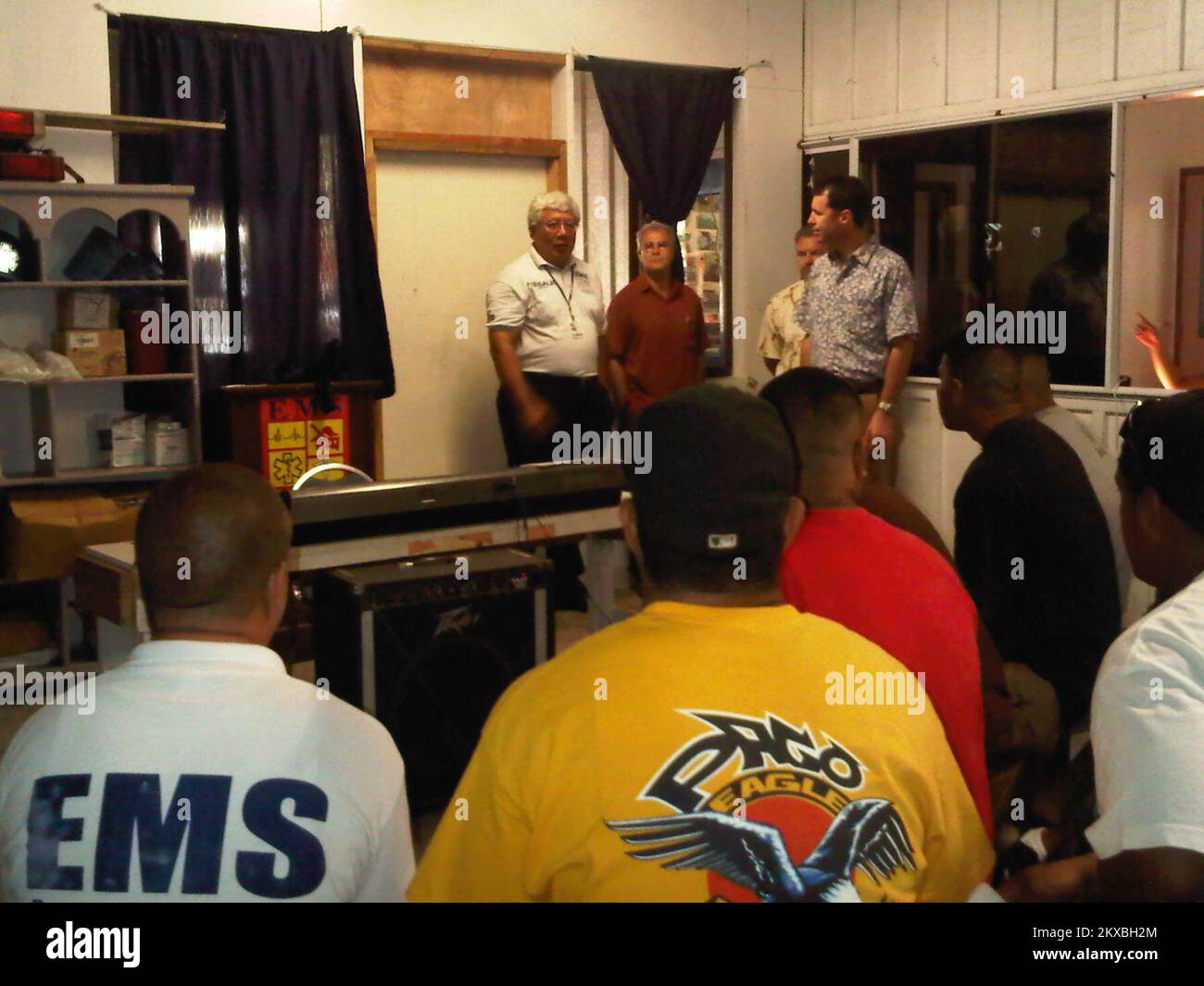 Tsunami - Pago Pago, Amerikanisch-Samoa, 15. März 2011 Stellvertretender Administrator Manning trifft sich mit dem Chief Fuapopo Avegalio des amerikanisch-samotischen EMS und dem EMS-Personal. Chief Avegalio betonte, wie wichtig Freiwillige für ihre Arbeit sind und dass sie sich auf die Unterstützung von Notfallvorsorgemaßnahmen in ihren verschiedenen Dörfern auf der Insel konzentrieren... Fotos zu Katastrophen- und Notfallmanagementprogrammen, Aktivitäten und Beamten Stockfoto