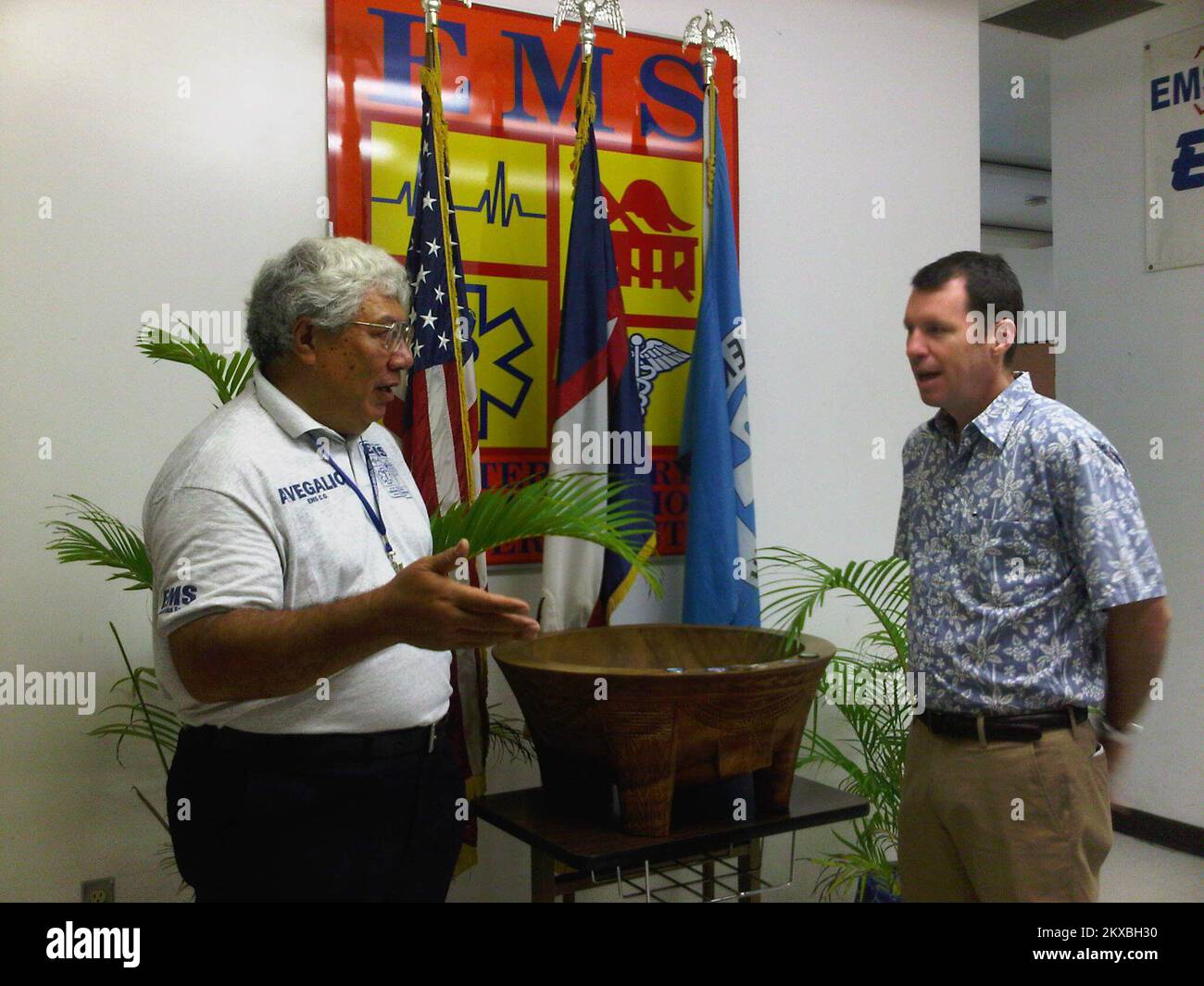Tsunami - Pago Pago, Amerikanisch-Samoa, 15. März 2011 Stellvertretender Administrator Manning spricht mit dem Chief Fuapopo Avegalio von Amerikanisch-Samoa EMS (Foto: Mit freundlicher Genehmigung von Bill Thomas, NOAA)... Fotos zu Katastrophen- und Notfallmanagementprogrammen, Aktivitäten und Beamten Stockfoto