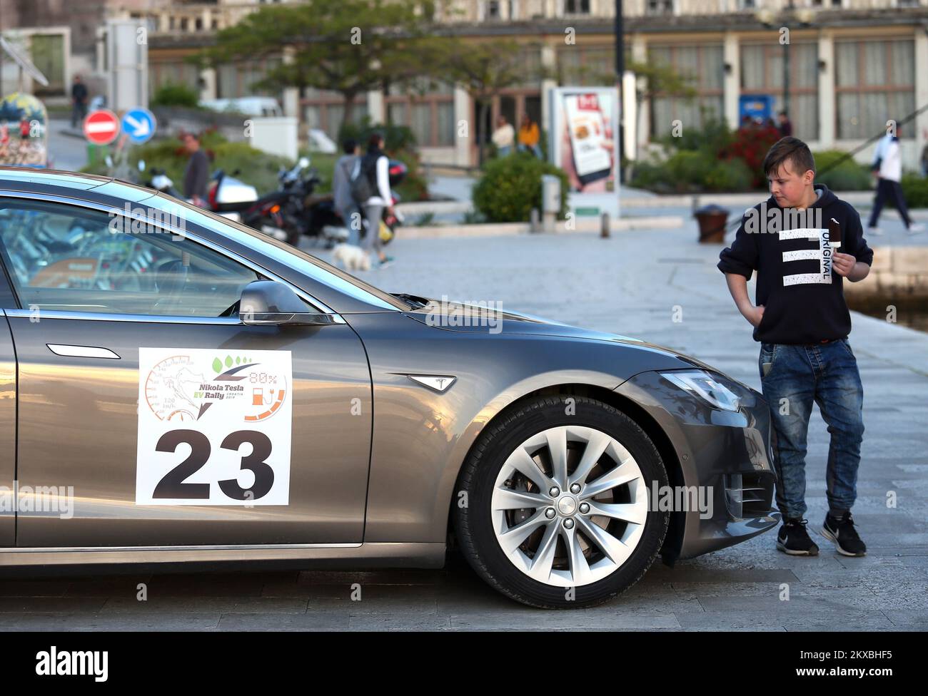 17.05.2019., Kroatien, Sibenik - rund 50 Tesla Elektroautos, Teilnehmer der Nikola Tesla EV Rally 2019 parken auf der Uferpromenade von Å ibenik Foto: Dusko Jaramaz/PIXSELL Stockfoto