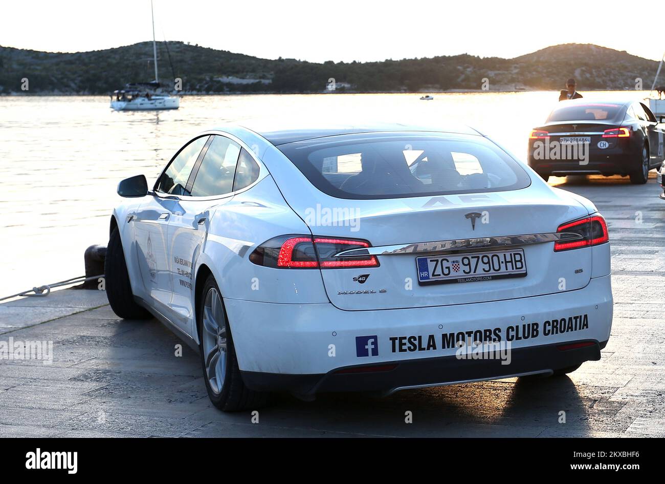 17.05.2019., Kroatien, Sibenik - rund 50 Tesla Elektroautos, Teilnehmer der Nikola Tesla EV Rally 2019 parken auf der Uferpromenade von Å ibenik Foto: Dusko Jaramaz/PIXSELL Stockfoto