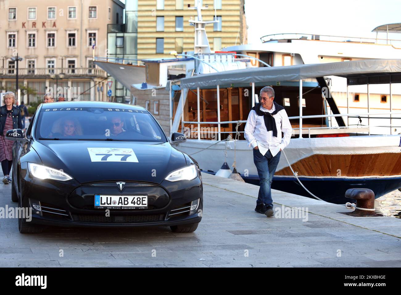 17.05.2019., Kroatien, Sibenik - rund 50 Tesla Elektroautos, Teilnehmer der Nikola Tesla EV Rally 2019 parken auf der Uferpromenade von Å ibenik Foto: Dusko Jaramaz/PIXSELL Stockfoto