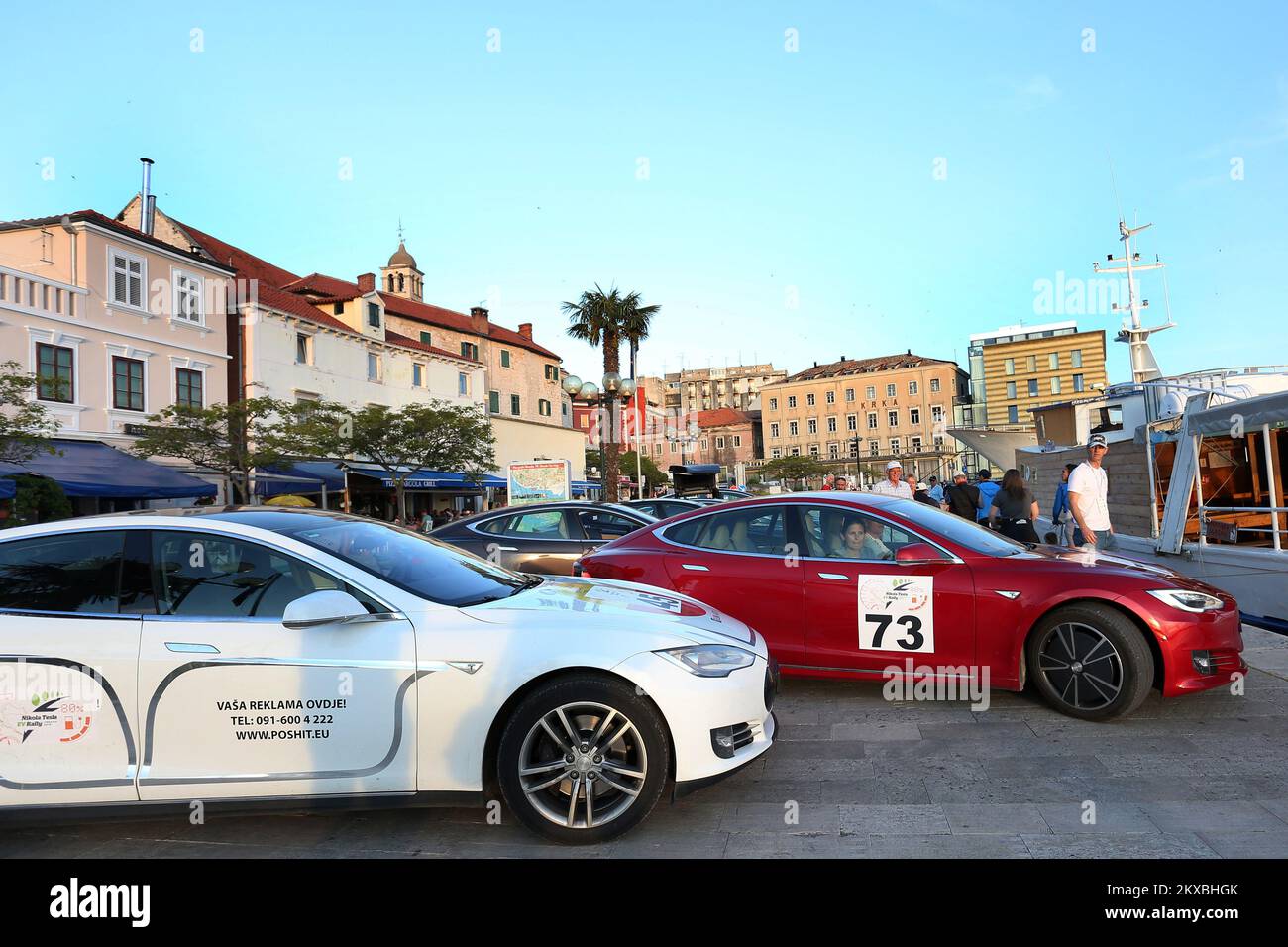 17.05.2019., Kroatien, Sibenik - rund 50 Tesla Elektroautos, Teilnehmer der Nikola Tesla EV Rally 2019 parken auf der Uferpromenade von Å ibenik Foto: Dusko Jaramaz/PIXSELL Stockfoto