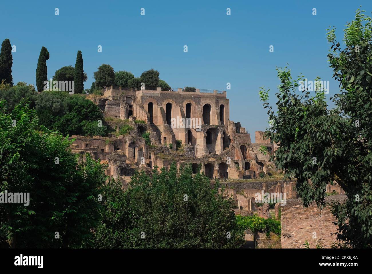 Rom, Italien - Tagesansicht der antiken Ruinen im Palatin, dem ersten Kern des Römischen Reiches. Berühmtes Wahrzeichen. Hintergrund für Touristenattraktionen. Stockfoto