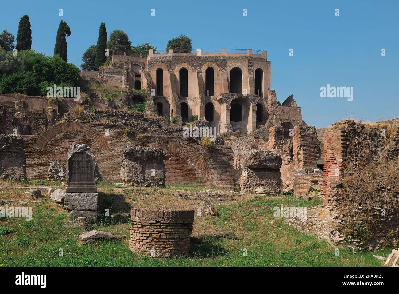 Rom, Italien - Tagesansicht der antiken Ruinen im Palatin, dem ersten Kern des Römischen Reiches. Berühmtes Wahrzeichen. Hintergrund für Touristenattraktionen. Stockfoto