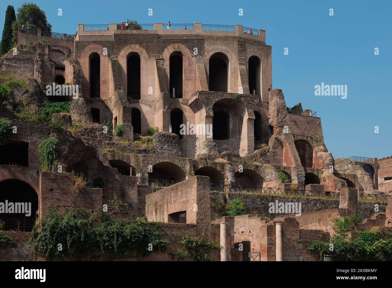 Rom, Italien - Nahaufnahme der antiken Ruinen im Palatin, dem ersten Kern des Römischen Reiches. Berühmtes Wahrzeichen. Hintergrund für Touristenattraktionen. Stockfoto