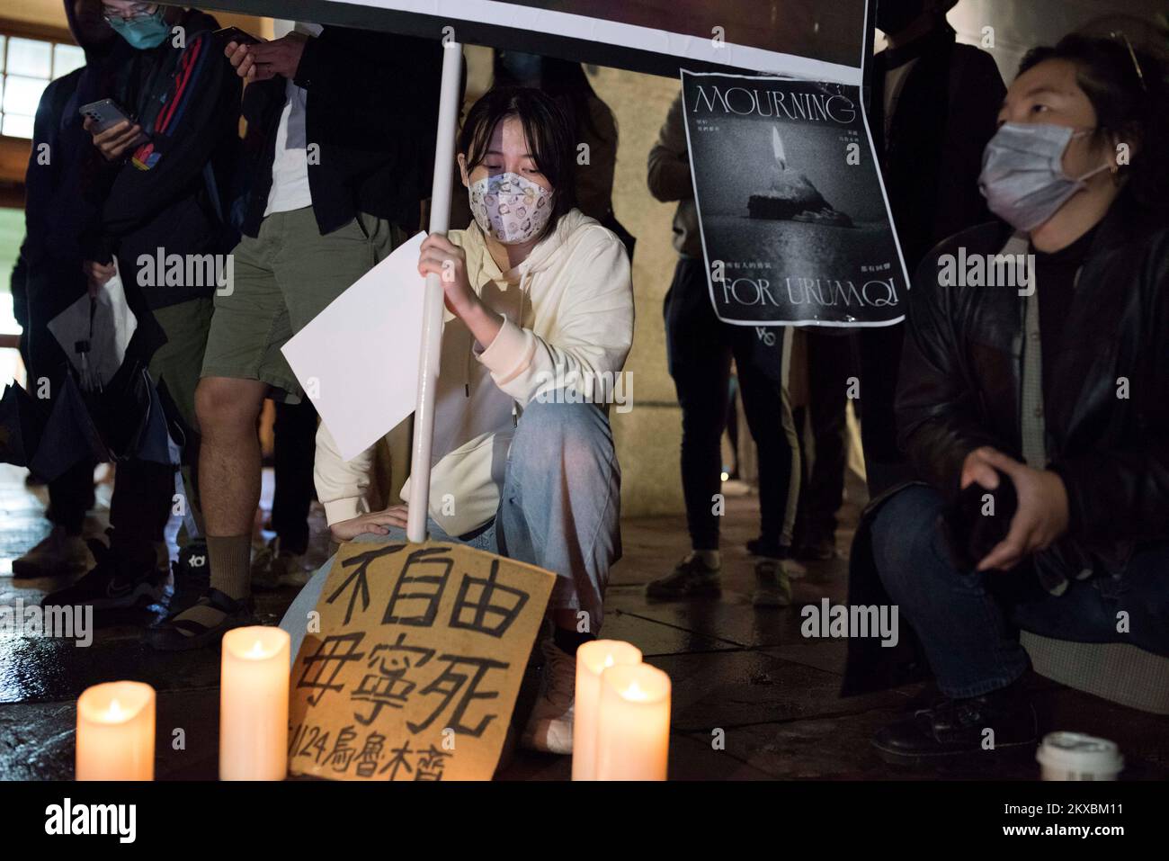 Taipeh, Taiwan. 30.. November 2022. Die Taiwanesen versammeln sich am 30. November zu einer Nachtwache bei Kerzenlicht an der Nationalen Taiwan-Universität, um Demonstrationen in China gegen die COVID-19-Politik der Regierung zu unterstützen, nachdem bei einem Wohnungsbrand mindestens 10 Menschen getötet und neun verletzt wurden, während strenger Abriegelungen in Urumqi, Xinjiang. (Kreditbild: © Brennan O'Connor/ZUMA Press Wire) Stockfoto