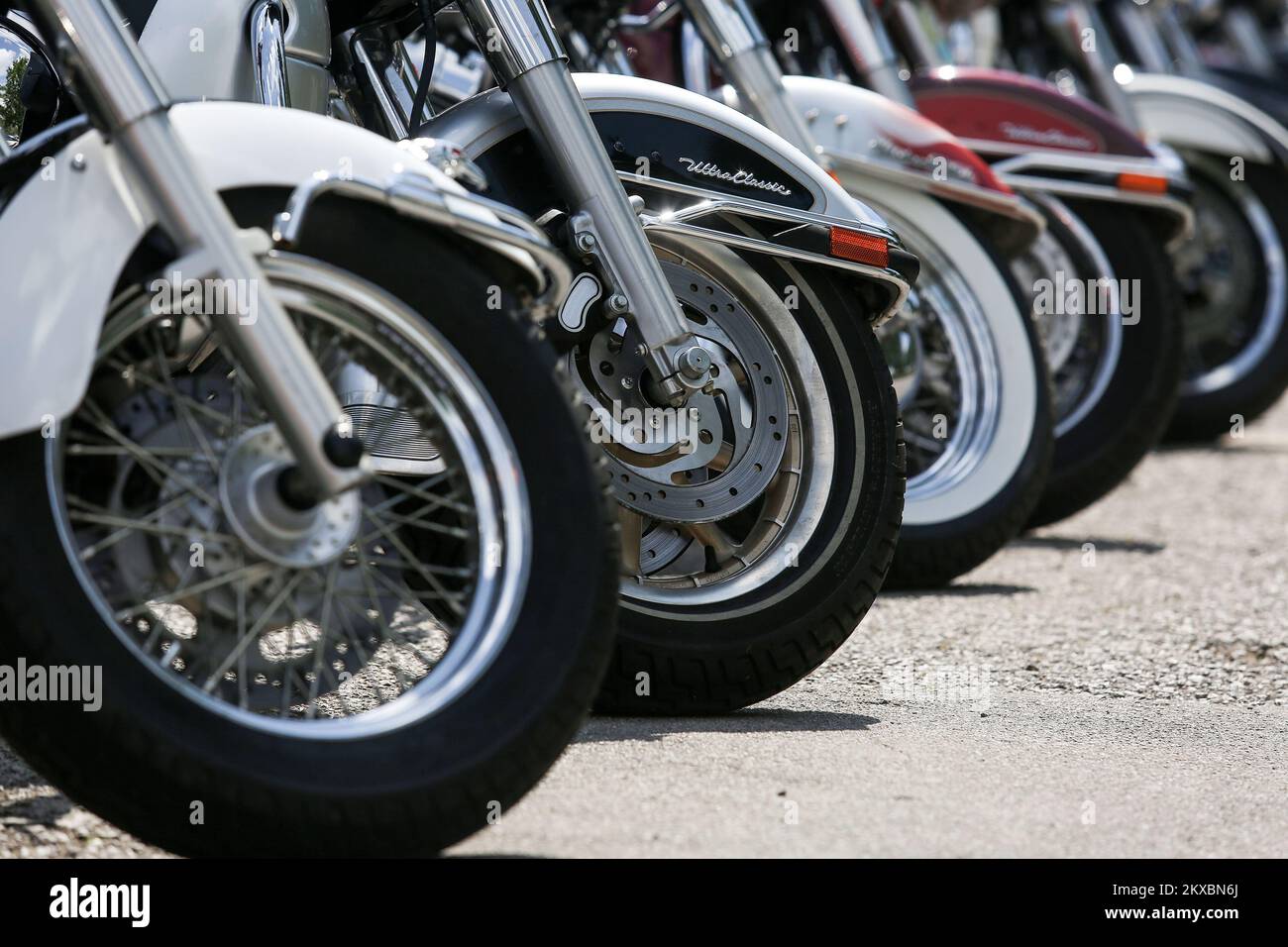 01.06.2019., Kroatien, Zagreb - Harley Davidson Rallye. Teilnehmer fahren am See Jarun. Foto Marin Tironi/PIXSELL Stockfoto