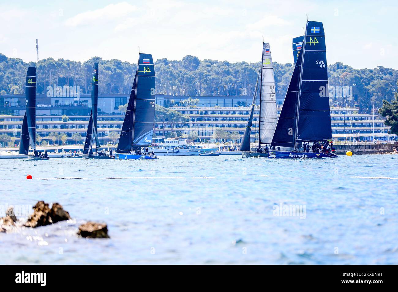 01.06.2019., Rovinj - vorbei an Segelbooten, Segelrennen RC 44 Cup, mit erhöhten Segeln durch den Hafen Foto: Slavko Midzor/PIXSELL Stockfoto