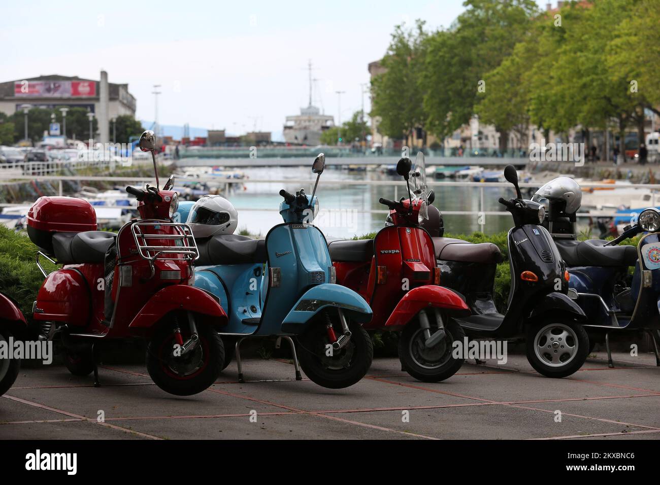 01.06.2019., Kroatien, Rijeka - auf dem Vespa Club Rijeka-Treffen 8. trafen sich siebzig registrierte Vespa-Motorradbesitzer aus Kroatien und Nachbarländern. Die Versammlung begann auf dem Tito-Platz, danach gingen die Teilnehmer weiter auf der Straße nach Grobnik und Platak. Foto: Goran Kovacic/PIXSELL Stockfoto