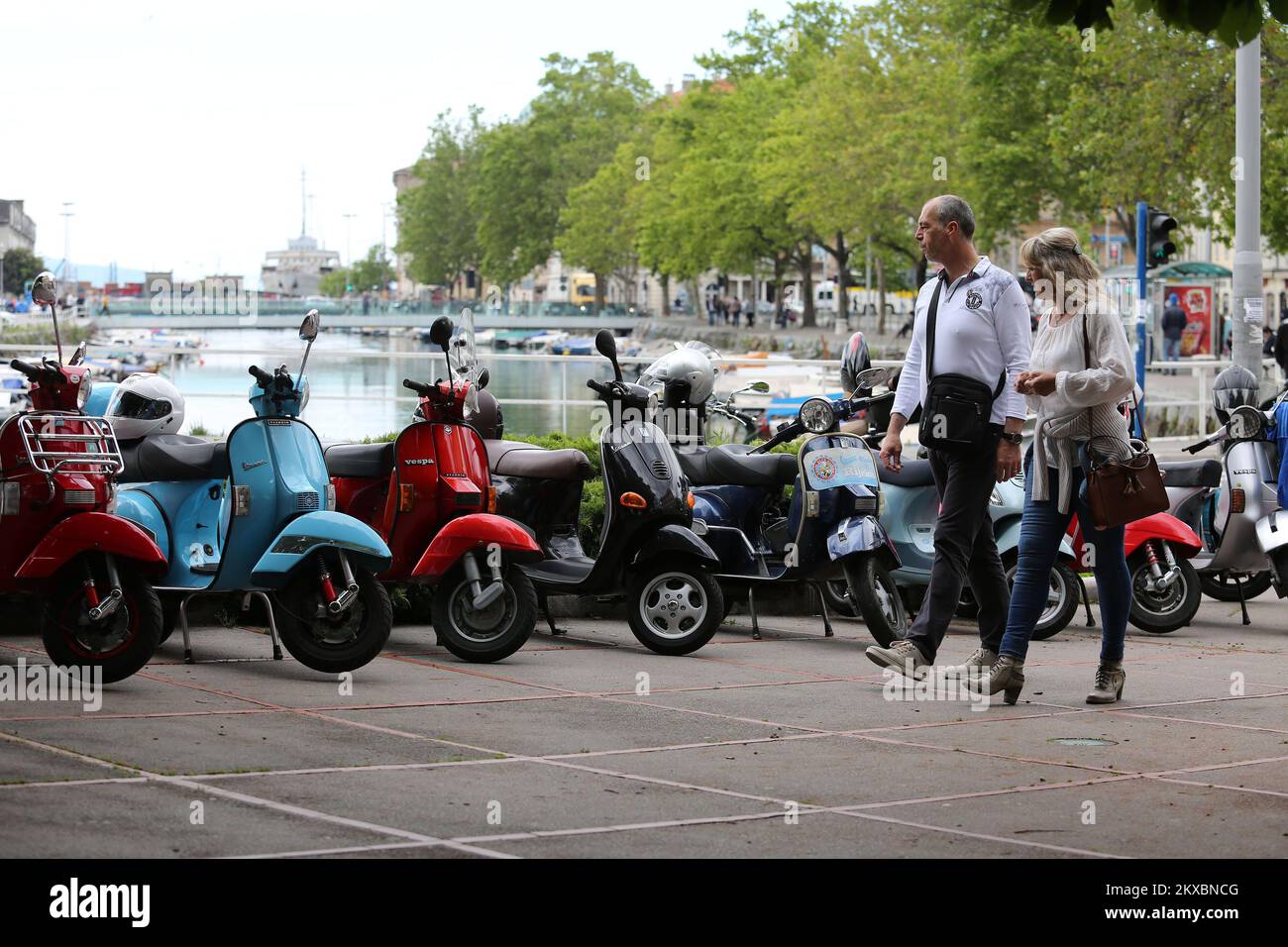 01.06.2019., Kroatien, Rijeka - auf dem Vespa Club Rijeka-Treffen 8. trafen sich siebzig registrierte Vespa-Motorradbesitzer aus Kroatien und Nachbarländern. Die Versammlung begann auf dem Tito-Platz, danach gingen die Teilnehmer weiter auf der Straße nach Grobnik und Platak. Foto: Goran Kovacic/PIXSELL Stockfoto