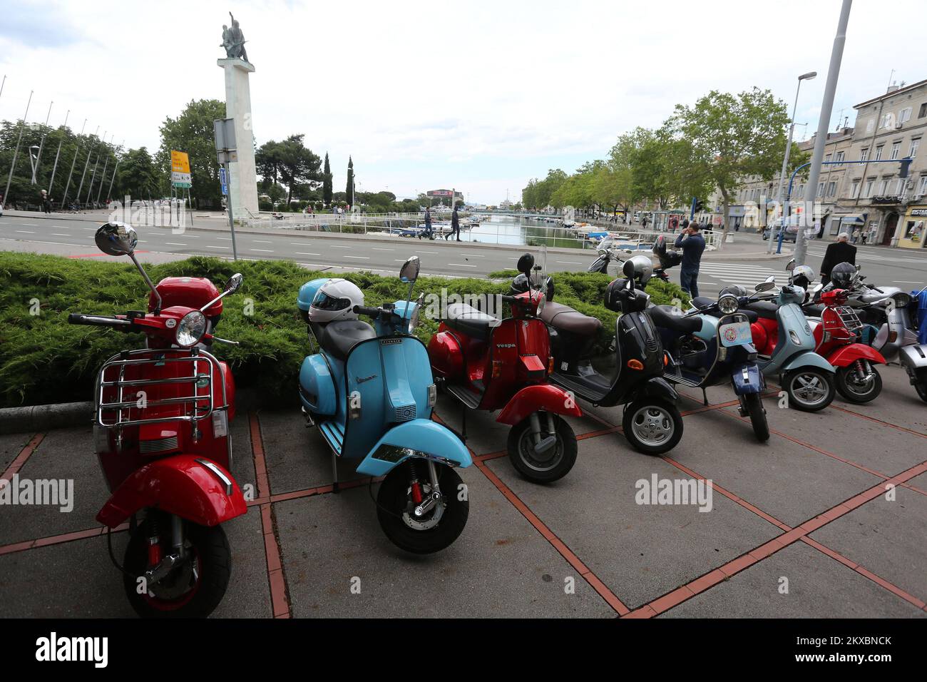 01.06.2019., Kroatien, Rijeka - auf dem Vespa Club Rijeka-Treffen 8. trafen sich siebzig registrierte Vespa-Motorradbesitzer aus Kroatien und Nachbarländern. Die Versammlung begann auf dem Tito-Platz, danach gingen die Teilnehmer weiter auf der Straße nach Grobnik und Platak. Foto: Goran Kovacic/PIXSELL Stockfoto