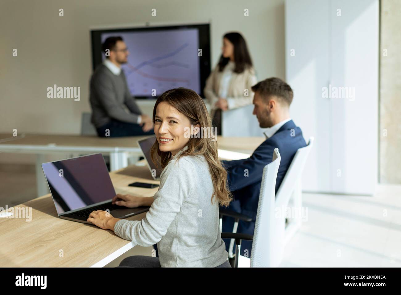 Gruppe von Geschäftsleuten und Geschäftsfrauen, die im Amt zusammenarbeiten Stockfoto