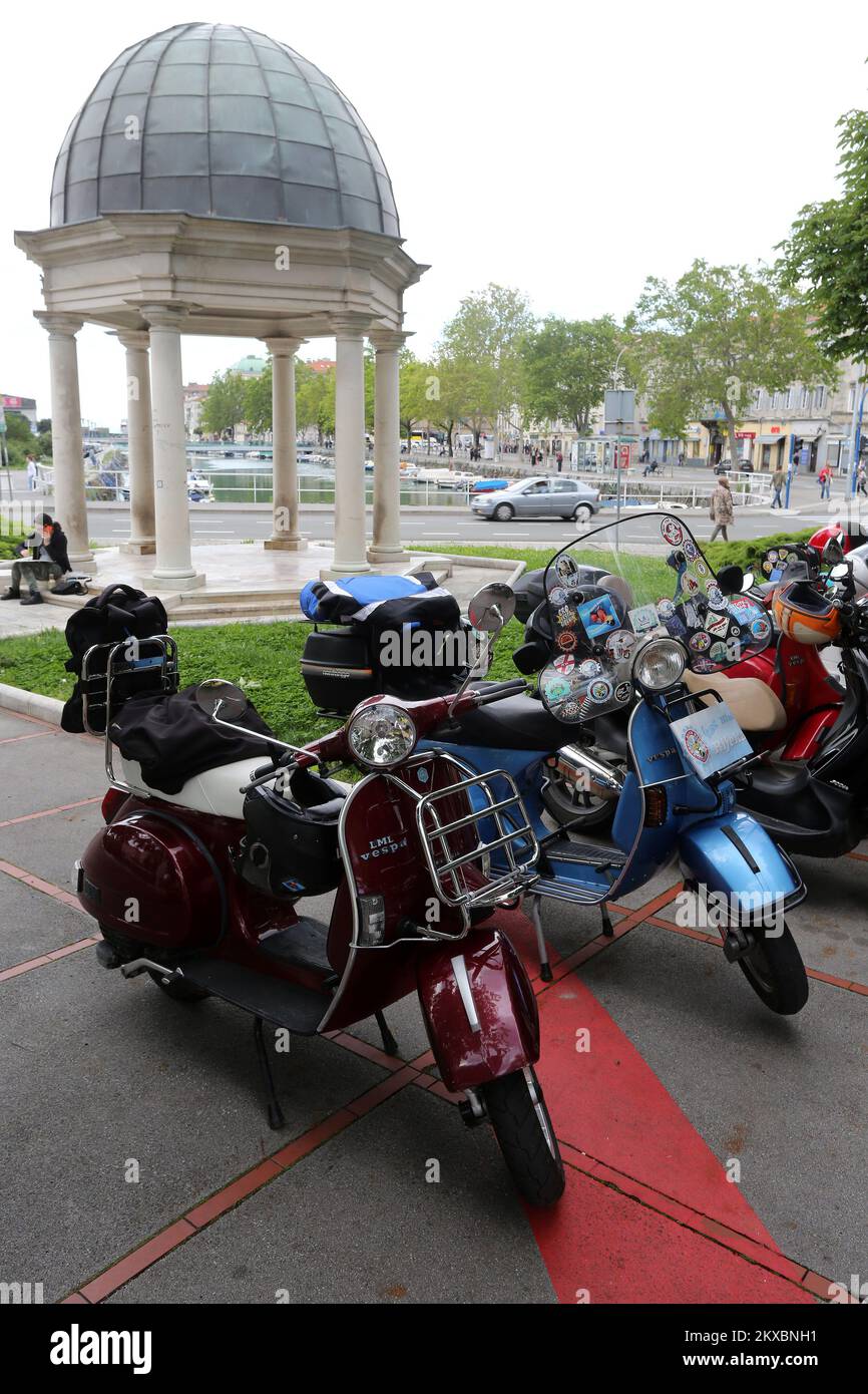 01.06.2019., Kroatien, Rijeka - auf dem Vespa Club Rijeka-Treffen 8. trafen sich siebzig registrierte Vespa-Motorradbesitzer aus Kroatien und Nachbarländern. Die Versammlung begann auf dem Tito-Platz, danach gingen die Teilnehmer weiter auf der Straße nach Grobnik und Platak. Foto: Goran Kovacic/PIXSELL Stockfoto