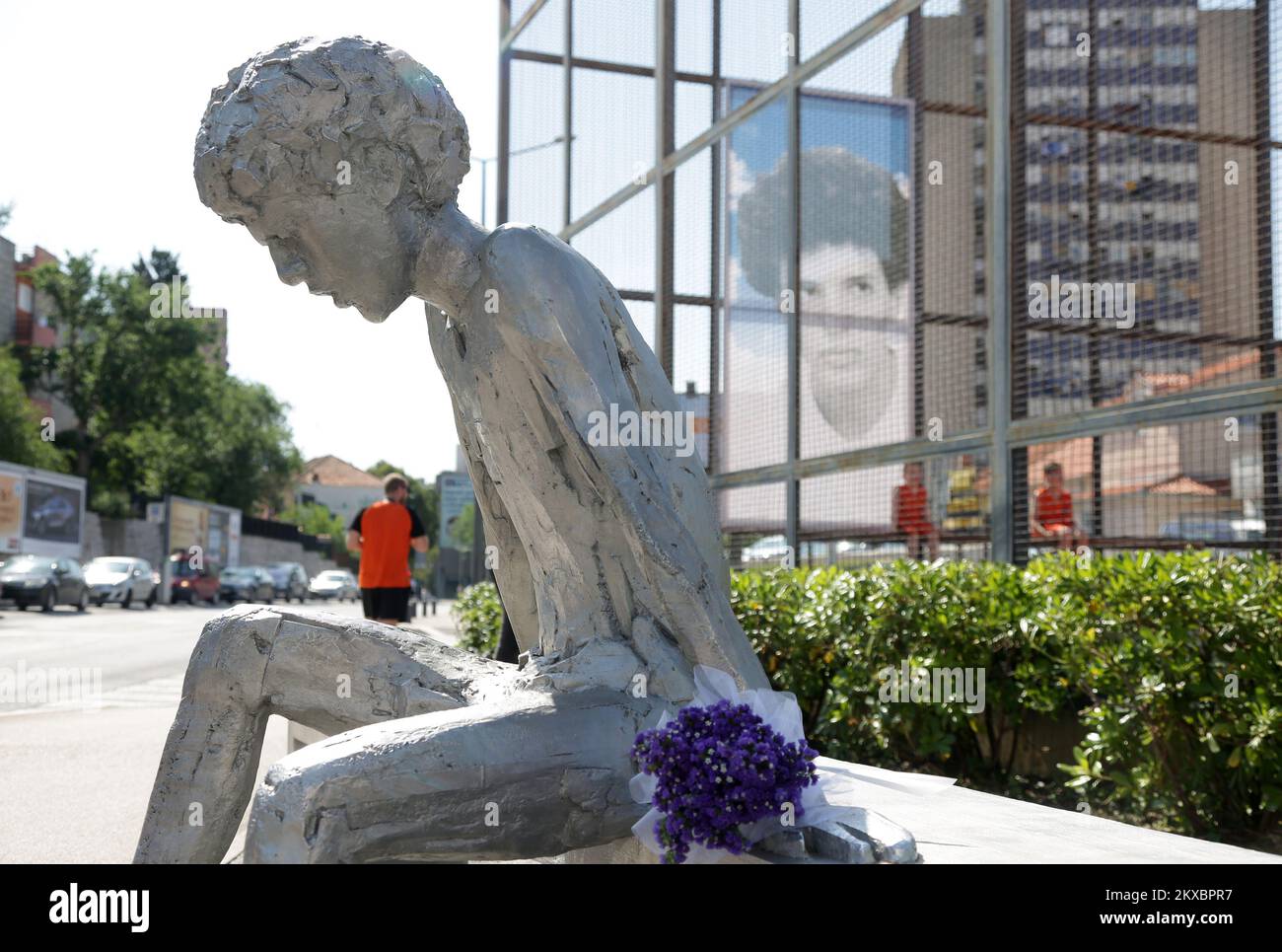 07.06.2019., Kroatien, Sibenik - 26.. Jahrestag des tragischen Todes von Drazen Petrovic am Drachendenkmal in Baldekin. Kränze wurden von der Delegation der Stadt Sibenik, des Bezirks Sibenik-Knin, von Sportvereinen und -Verbänden sowie von Gemeindesportarten der Stadt Sibenik und des Bezirks Sibenik-Knin gelegt. Foto: Dusko Jaramaz/PIXSELL Stockfoto