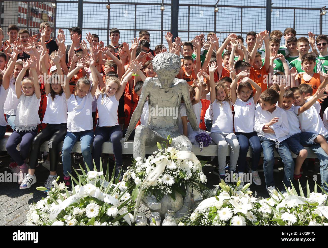 07.06.2019., Kroatien, Sibenik - 26.. Jahrestag des tragischen Todes von Drazen Petrovic am Drachendenkmal in Baldekin. Kränze wurden von der Delegation der Stadt Sibenik, des Bezirks Sibenik-Knin, von Sportvereinen und -Verbänden sowie von Gemeindesportarten der Stadt Sibenik und des Bezirks Sibenik-Knin gelegt. Foto: Dusko Jaramaz/PIXSELL Stockfoto