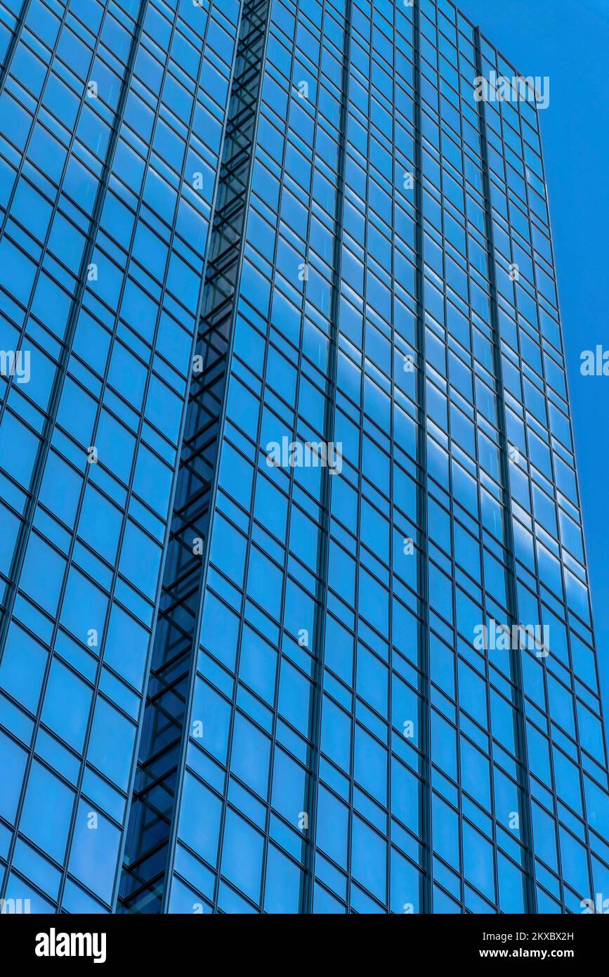 Hoch aufragender Wolkenkratzer mit Glasfensterfassade, die den klaren blauen Himmel reflektiert. Außenansicht des modernen Geschäftsgebäudes im Zentrum von Austin Texas Stockfoto