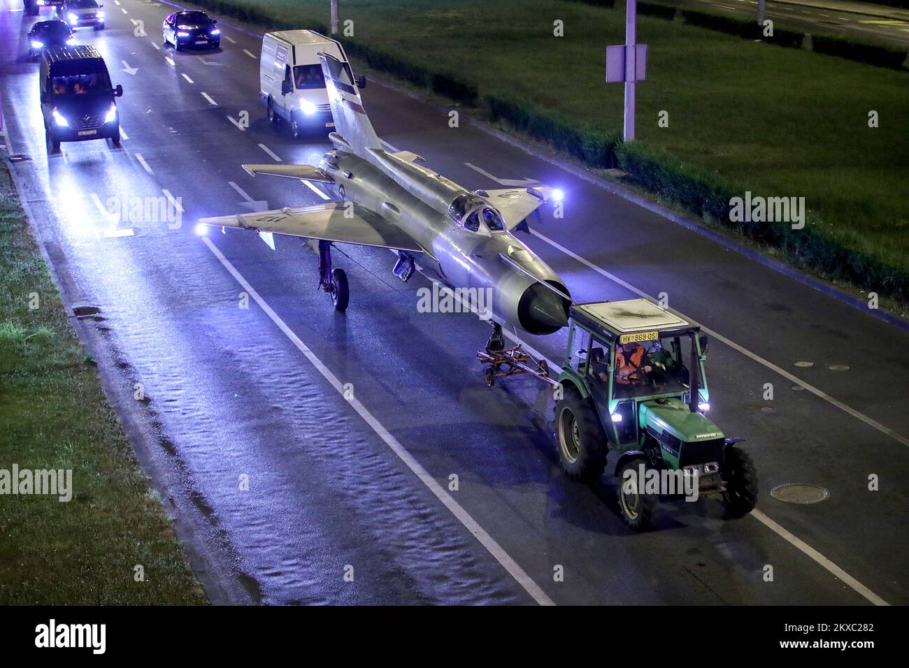 04.07.2019., Zagreb - Umzug von Rudolf Peresins MiG 21 von König Petar Kresimir IV Platz zum Militärstützpunkt Marko Zivkovic auf Pleso. Rudolf Peresin war während des kroatischen Unabhängigkeitskriegs 1991-95 kroatischer Kampfpilot in der jugoslawischen Luftwaffe (JRZ), der im Oktober 1991 auf die kroatische Seite überlief, indem er seinen MiG-21-Kampfflugjet vom Luftwaffenstützpunkt Zeljava nach Klagenfurt, Österreich, auf einem Aufklärungsflug für die JRZ, flog. Er war der erste Pilot der jugoslawischen Luftwaffe. Nach seinem Überlaufen flog er weiter Missionen für die kroatische Luftwaffe und wurde in M abgeschossen Stockfoto