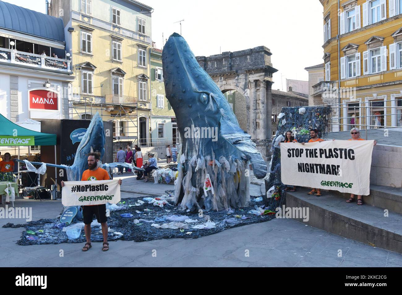 04.07.2019., Pula, Kroatien - im Rahmen einer Kampagne zur Sensibilisierung der Öffentlichkeit für das Problem der großen Mengen an Kunststoffabfällen in Meeren und Ozeanen stellten Aktivisten von Greenpeace am Donnerstag in der Innenstadt von Pula eine Skulptur auf, in der zwei mit Kunststoffabfällen bedeckte Wale gezeigt wurden. Die Skulpturen stellen Wale dar, die aus einem mit Plastikmüll gefüllten Meer hervorgehen. Sie wurden von italienischen Greenpeace-Aktivisten gemacht. Foto: Dusko Marusic/PIXSELL Stockfoto