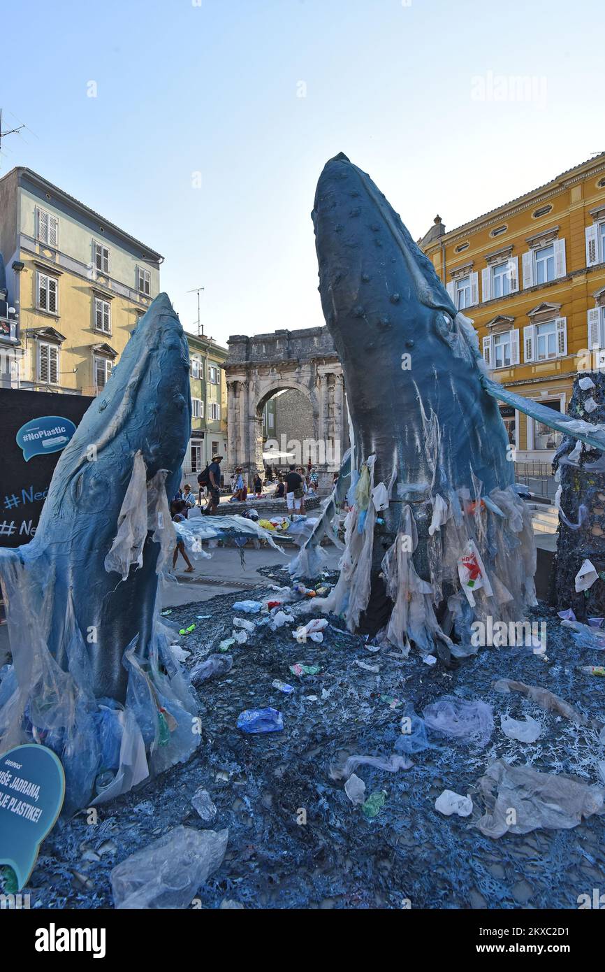 04.07.2019., Pula, Kroatien - im Rahmen einer Kampagne zur Sensibilisierung der Öffentlichkeit für das Problem der großen Mengen an Kunststoffabfällen in Meeren und Ozeanen stellten Aktivisten von Greenpeace am Donnerstag in der Innenstadt von Pula eine Skulptur auf, in der zwei mit Kunststoffabfällen bedeckte Wale gezeigt wurden. Die Skulpturen stellen Wale dar, die aus einem mit Plastikmüll gefüllten Meer hervorgehen. Sie wurden von italienischen Greenpeace-Aktivisten gemacht. Foto: Dusko Marusic/PIXSELL Stockfoto