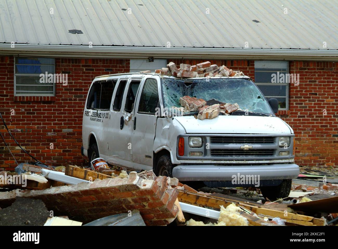 Tornado - Pleasant Grove, Alabama , 2. Mai 2011 der Erholungswagen der Ersten Versammlung Gottes wurde schwer beschädigt, nachdem eine Reihe von Tornados die Kirche im ländlichen Nordosten Alabamas zerstörten. Präsident Obama unterzeichnete Alabamas große Katastrophenerklärung und ordnete staatliche Hilfe an, um die staatlichen und lokalen Wiederaufbaumaßnahmen in dem von schweren Stürmen betroffenen Gebiet zu ergänzen. Adam DuBrowa/FEMA. Alabama schwere Stürme, Tornados, Stürme und Überschwemmungen. Fotos zu Katastrophen- und Notfallmanagementprogrammen, Aktivitäten und Beamten Stockfoto