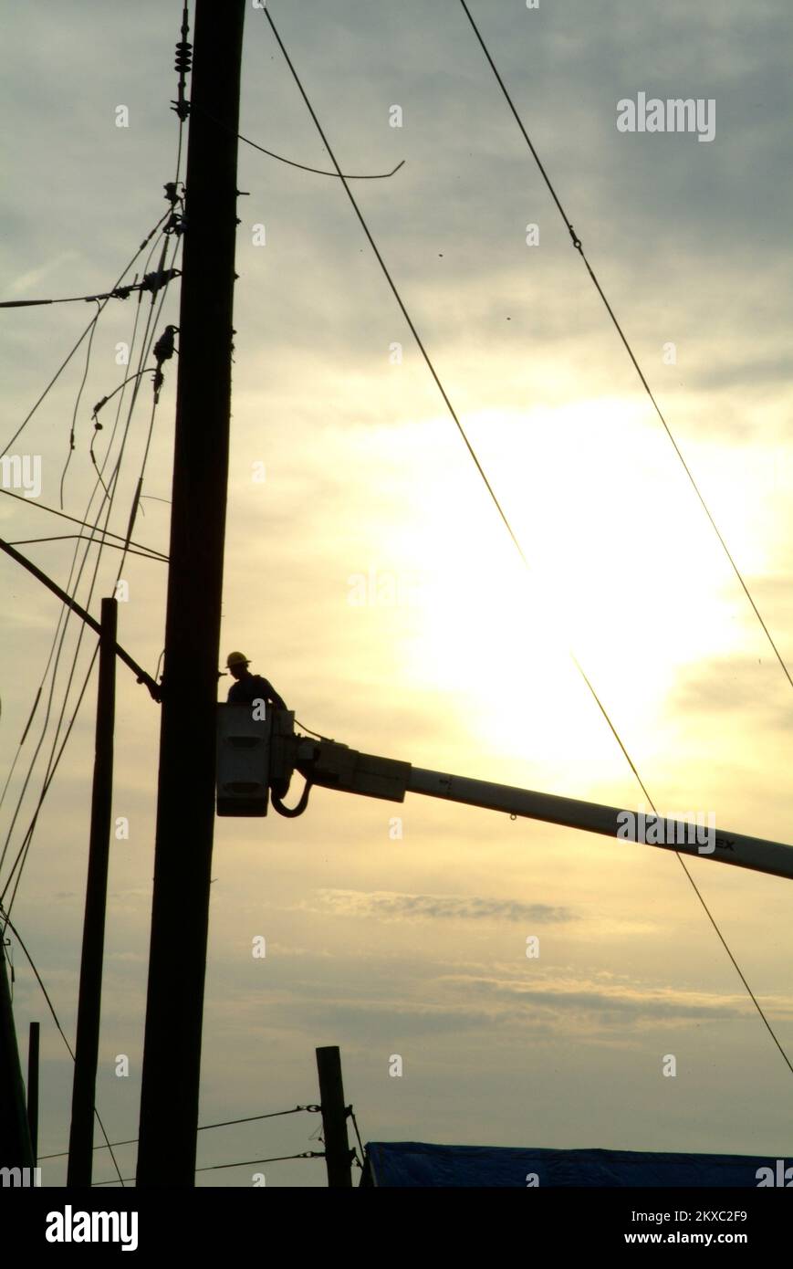 Tornado - Pleasant Grove, Alabama , 2. Mai 2011 die Arbeiter der Versorgungsunternehmen beeilen sich, die Energie wieder ins Netz zu bringen, nachdem eine Reihe von Tornados Häuser in den ländlichen Gebieten im Nordosten Alabamas zerstört haben. Wenn Naturkatastrophen wie schwere Stürme und Tornados zuschlagen, sind die Ersthelfer örtliche Notfall- und Bauarbeiter, Freiwillige, humanitäre Organisationen und zahlreiche private Interessengruppen, die Soforthilfe leisten, die zum Schutz der Gesundheit und Sicherheit der Bevölkerung und zur Deckung der unmittelbaren menschlichen Bedürfnisse erforderlich ist. Adam DuBrowa/FEMA. Alabama: Schwere Stürme, Tornados und Wind mit Geradeauslauf. Stockfoto