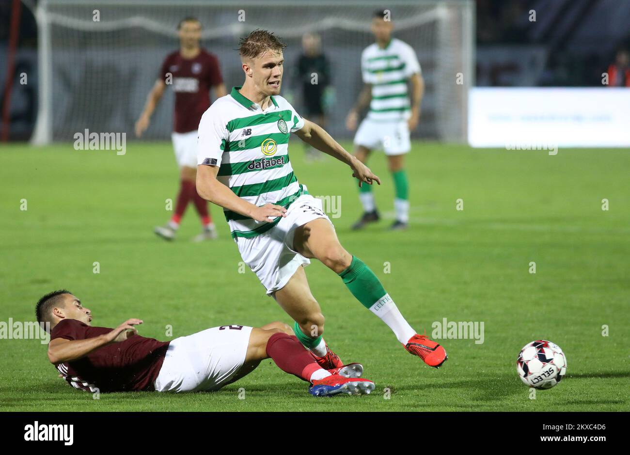 09.07.2019., Asim Ferhatovic Hase Stadium, Sarajevo, Bosnien und Herzegowina - das erste Spiel der ersten Qualifikationsrunde der UEFA Champions League, FC Sarajevo - FC Celtic. Slobodan Milanovic, Kristoffer Ajer Foto: Armin Durgut/PIXSELL Stockfoto