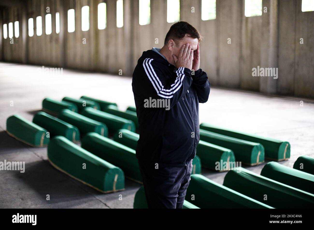 10.07.2019., Potocari, Bosnien und Herzegowina - Familien von 33 Opfern des Völkermords in Srebrenica trauern um ihre Angehörigen. Foto: Armin Durgut/PIXSELL Stockfoto