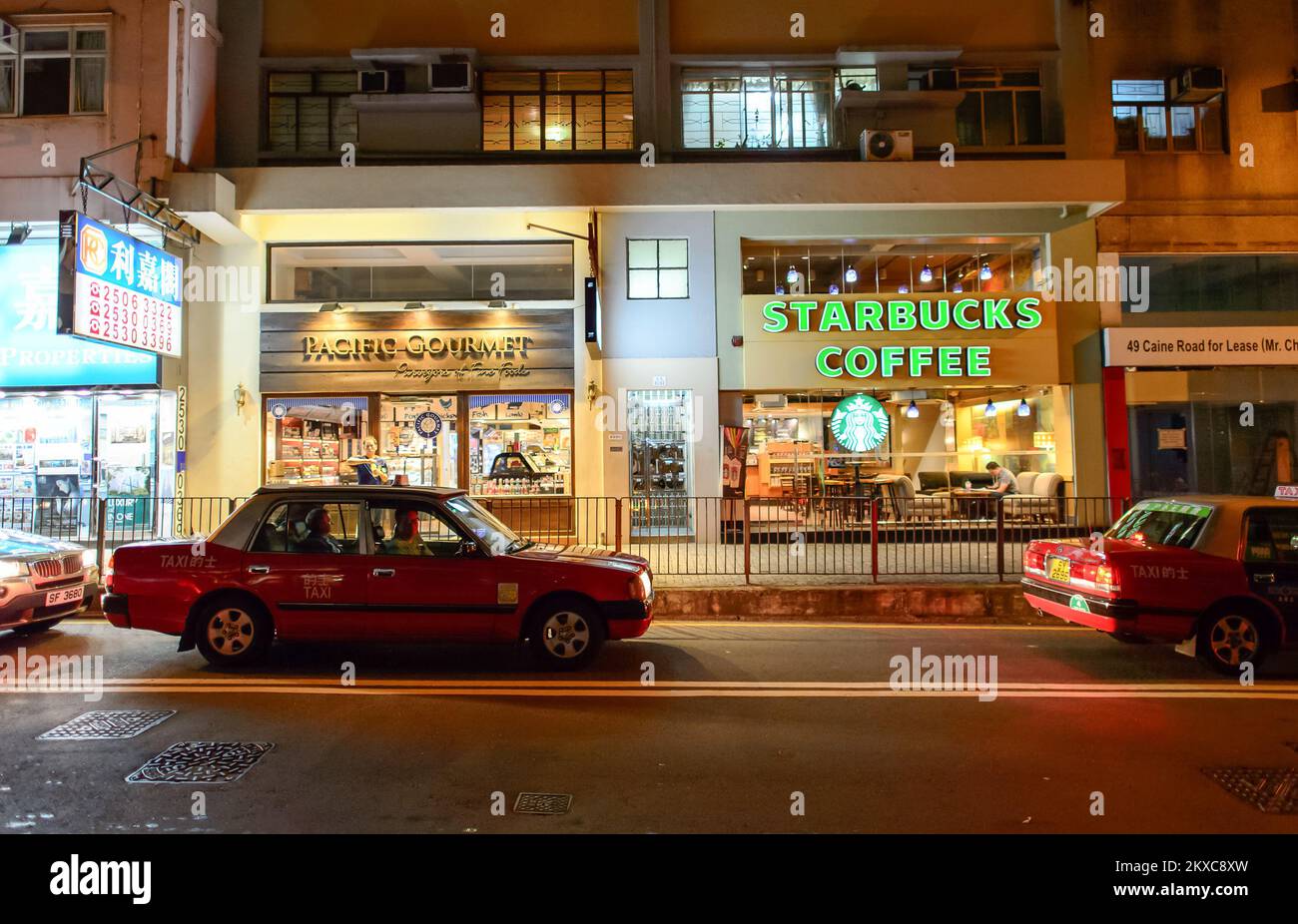 HONGKONG - 03. JUNI 2015: Starbucks Cafe Interieur. Starbucks Corporation ist ein amerikanisches, globales Kaffeeunternehmen und eine Kaffeehauskette mit Sitz in Seattle, Stockfoto