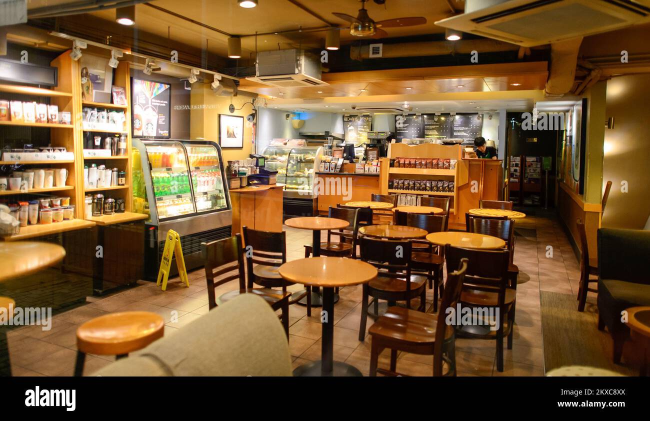 HONGKONG - 03. JUNI 2015: Starbucks Cafe Interieur. Starbucks Corporation ist ein amerikanisches, globales Kaffeeunternehmen und eine Kaffeehauskette mit Sitz in Seattle, Stockfoto