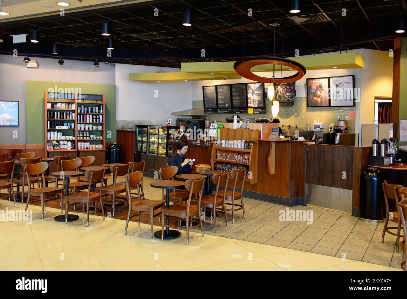 HONGKONG - 04. JUNI 2015: Starbucks Cafe Interieur. Starbucks Corporation ist ein amerikanisches, globales Kaffeeunternehmen und eine Kaffeehauskette mit Sitz in Seattle, Stockfoto