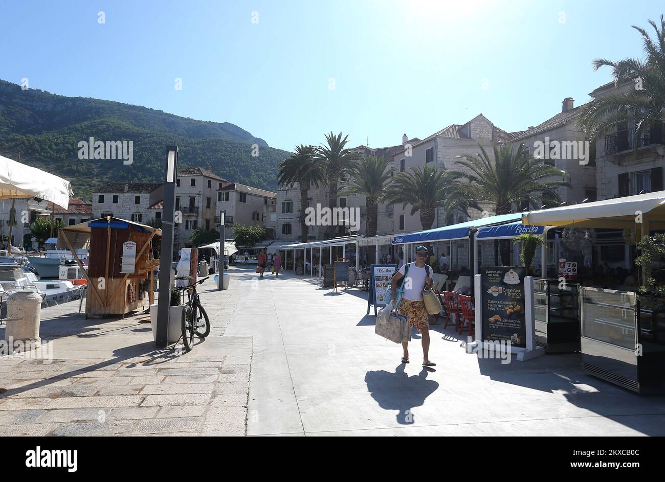 23.07.2019., Kroatien, Komiza - Komiza liegt auf der westlichen Seite der Insel Vis im tiefen Komiza Golf. Der Hum Mountain (der höchste Gipfel von 587 m) trennt Komiza vom Rest der Insel und führt hinunter zum Ufer der Bucht. Komizas Mangel an landwirtschaftlich genutztem Land und seine Gefälle haben die Ausrichtung von Komiza auf das Meer und die Fischerei bestimmt. Über den Pass St. Michael die neue Straße ist mit der 10 km entfernten Stadt Vis verbunden. Die Entfernung der alten Straße Vis-Komiza, die im südlichen Teil der Insel verläuft, beträgt 20 km Kroaten sind einheimisch und die Mehrheitsbevölkerung o Stockfoto