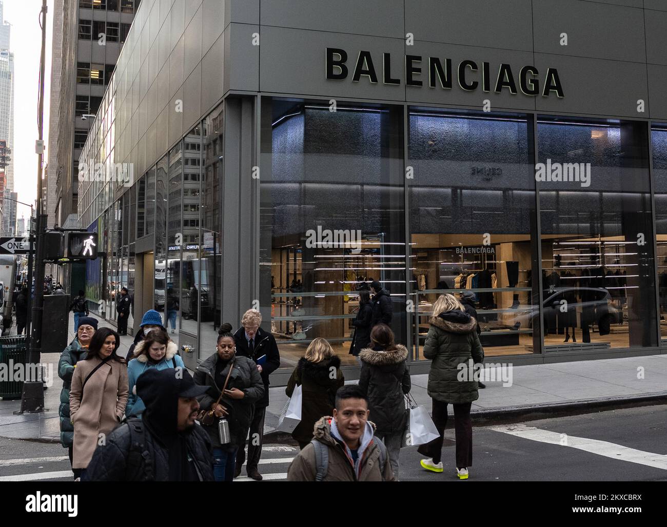 New York, Usa. 29.. November 2022. Fußgänger gehen am Dienstag, den 29. November 2022, am Balenciaga Flagship Store in New York City vorbei. Der Luxuseinzelhändler ist über zwei Werbekampagnen unter Beschuss geraten. Foto: Gabriele Holtermann/UPI Credit: UPI/Alamy Live News Stockfoto