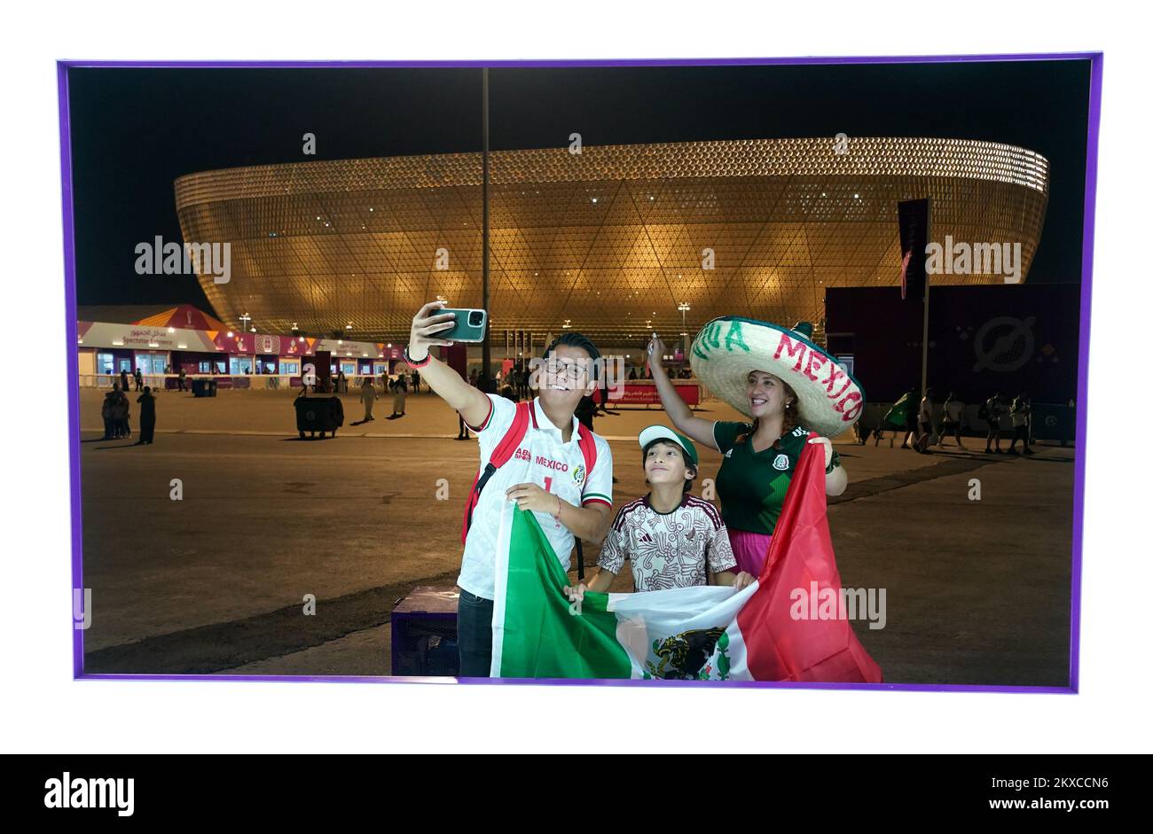 Mexikanische Fans fotografieren vor dem Spiel der FIFA-Weltmeisterschaft Gruppe C im Lusail Stadium in Lusail, Katar. Bilddatum: Mittwoch, 30. November 2022. Stockfoto