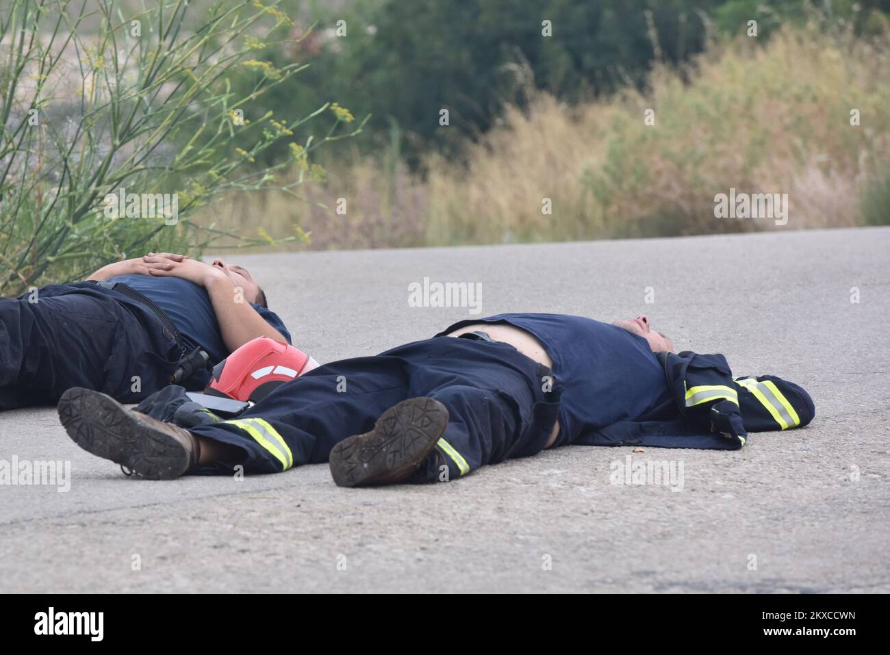 28.07.2019., Bilice - nach anstrengender Nacht versuchen die Feuerwehrleute, sich auszuruhen. Foto: Hrvoje Jelavic/PIXSELL Stockfoto
