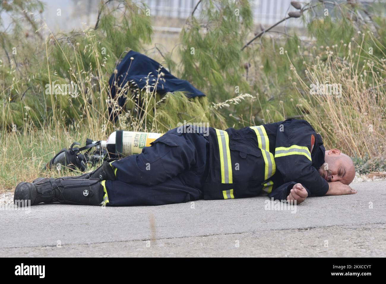 28.07.2019., Bilice - nach anstrengender Nacht versuchen die Feuerwehrleute, sich auszuruhen. Foto: Hrvoje Jelavic/PIXSELL Stockfoto